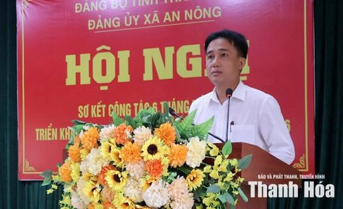 Đại diện lãnh đạo xã trình bày kết quả sơ kết 6 tháng đầu năm.