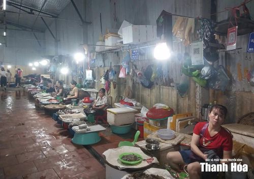 Tiểu thương chợ Đông Thành treo mã QR trên cao.