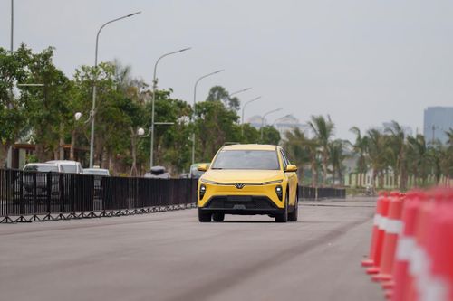 Limo Green đã được bàn giao 3.868 xe trong tháng 6/2026 và tổng 27.927 xe trong 6 tháng đầu năm, tạo nên cuộc cách mạng trong lĩnh vực vận tải hành khách, trở thành mẫu xe được yêu thích nhất thị trường nhờ khả năng vận hành bền bỉ, ổn định, an toàn và tiết kiệm chi phí.