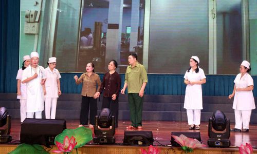  Một cảnh trong vở diễn "Khát vọng" của đoàn nghệ thuật phường Đồng Nguyên. 
