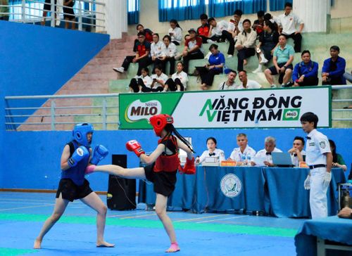  Vận động viên Thân Thúy Diễm (bên phải) thi đấu tại Giải thể thao học sinh phổ thông toàn quốc năm 2026. 
