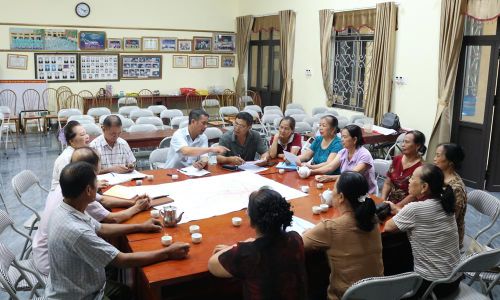  Đại diện chi ủy và các đoàn thể tổ dân phố Neo họp bàn, thảo luận triển khai nhiệm vụ sáng ngày 9/7. 
