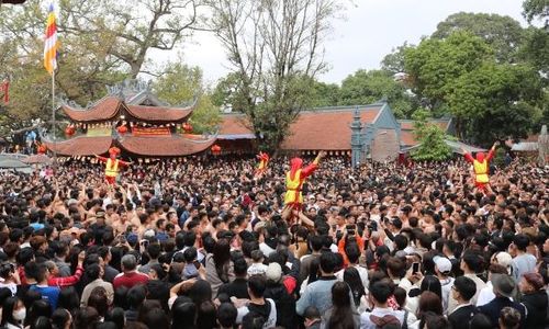  Sau sắp xếp tổ dân phố, tên gọi Đồng Kỵ tiếp tục được sử dụng để đặt tên cho các tổ dân phố. Trong ảnh: Nghi thức dô ông đám trong lễ hội rước pháo Đồng Kỵ (phường Đồng Nguyên). 