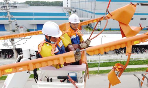 Đội sửa chữa Hotline, Công ty Điện lực Bắc Ninh sửa chữa lưới điện phục vụ sản xuất tại Khu công nghiệp Vân Trung.