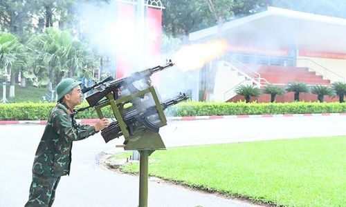  Đoàn công tác theo dõi quá trình thử nghiệm sáng kiến bắn thực tế bằng đạn hơi. 