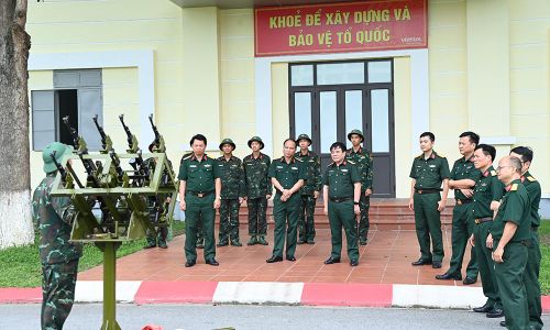  Đoàn công tác đã trực tiếp kiểm tra các thông số kỹ thuật của sáng kiến. 