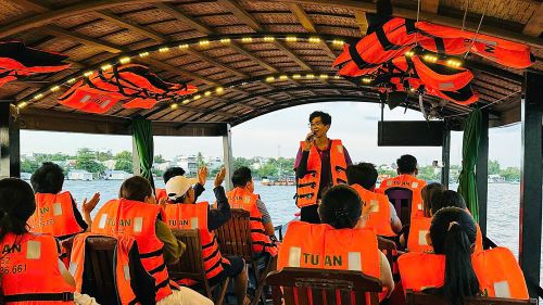  Từ khoảng 5 giờ sáng, hàng chục tàu du lịch và xuồng máy 