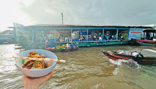 Đến chợ nổi, du khách không chỉ tham quan mà còn có thể thưởng thức bữa sáng ngay trên ghe với tô hủ tiếu, bún riêu, cà phê hay ly nước dừa mát lạnh. 