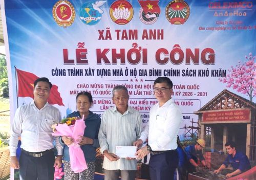 Đại diện Ủy ban MTTQ Việt Nam xã Tam Anh và đơn vị tài trợ trao kinh phí hỗ trợ xây nhà cho đối tượng khó khăn. Ảnh: ĐVCC