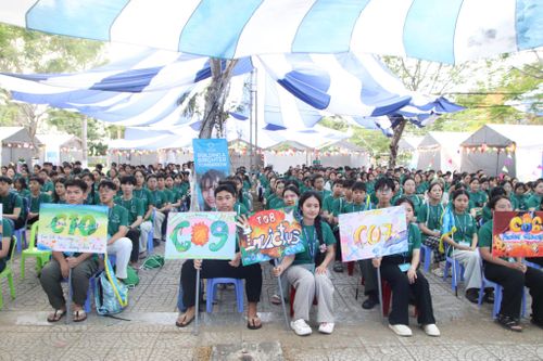 300 em học sinh trong chương trình học bổng của Pacific Links Foundation đến từ 8 tỉnh thuộc khu vực miền Trung và đồng bằng sông Cửu Long tham gia hội trại. Ảnh: TRỌNG HUY