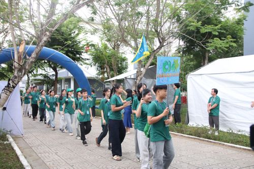 Các khối trại diễu hành vào hội trại. Ảnh: TRỌNG HUY