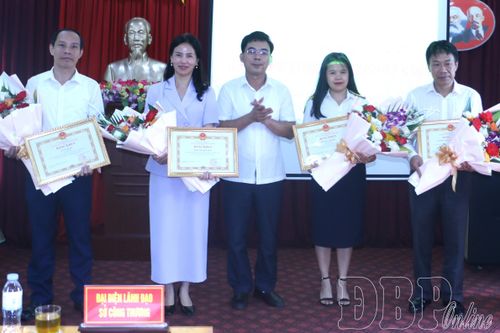 Đại diện lãnh đạo Cục Thống kê tỉnh thừa ủy quyền của Chủ tịch UBND tỉnh trao Bằng khen cho các tập thể có thành tích xuất sắc.