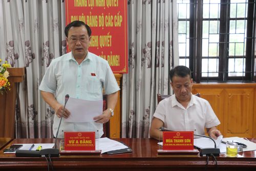Đồng chí Vừ A Bằng, Ủy viên Ban Thường vụ Tỉnh ủy, Trưởng Ban Tuyên giáo và Dân vận Tỉnh ủy, ĐBQH tỉnh phát biểu ý kiến tại buổi làm việc.