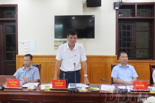 Lãnh đạo xã Núa Ngam tham gia ý kiến tại buổi làm việc.