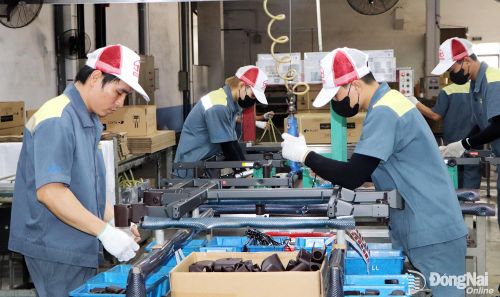 Công nhân sản xuất thiết bị y tế tại Công ty hữu hạn kim loại ShengBang (Khu công nghiệp Sông Mây, xã Bình Minh).