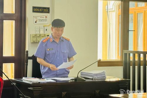 Đại diện Viện Kiểm sát nhân dân thành phố thực hành quyền công tố tại phiên tòa xét xử. Ảnh: Tố Tâm