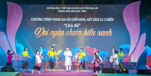  Đoàn nghệ thuật Trung tâm Văn hóa tỉnh giới thiệu chương trình “Đại ngàn chạm biển xanh”, mang đến bức tranh văn hóa đặc sắc của tỉnh Gia Lai mới. Ảnh: ĐVCC 
