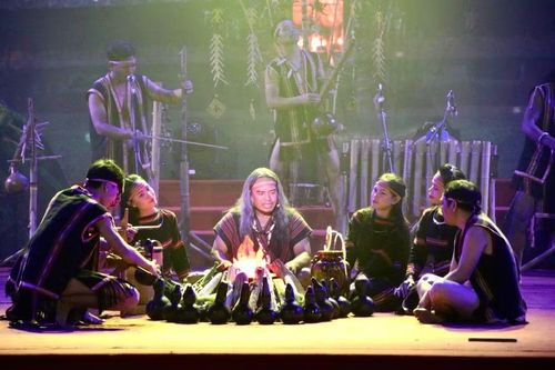  Nghệ nhân Ksor Huăn hóa thân thành già làng trong tiết mục kể khan Jrai “Lời kể bên nhà rông”. Ảnh: Hồng Thắm 