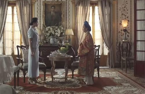 Trang phục của nhân vật bị nhận xét không phù hợp.