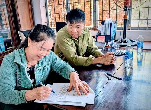 Các hộ dân ký hợp đồng nhận khoán với Công ty cổ phần cà phê Gia Lai để tiếp tục canh tác. Ảnh: Trúc Phùng