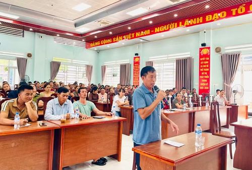 Đại diện hộ nhận khoán với Công ty cổ phần cà phê Gia Lai nêu kiến nghị tại buổi đối thoại với Chủ tịch UBND tỉnh Gia Lai Phạm Anh Tuấn vào chiều 27-5. Ảnh: Phương Dung