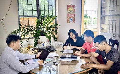 Sau khi các kiến nghị được xem xét, giải quyết và phương án giao khoán được điều chỉnh, các hộ dân đã chủ động đến làm việc với Công ty cổ phần Cà phê Gia Lai và ký lại hợp đồng giao khoán. Ảnh: T.P