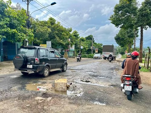 Tuyến đường Ngô Quyền giữ vai trò kết nối trung tâm đô thị Pleiku với Khu công nghiệp Trà Đa và khu vực Biển Hồ nhưng đã xuống cấp. Ảnh: Hà Duy