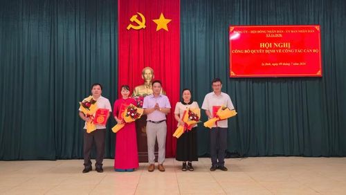 UBND xã Ia Dơk công bố các quyết định về công tác cán bộ. Ảnh: Huy Tịnh