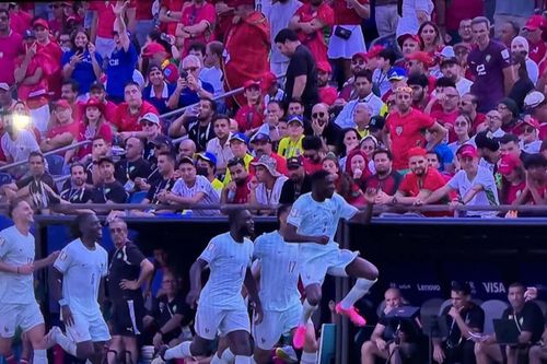 Pha ăn mừng bàn thắng của Ousmane Dembele nâng tỷ số lên 2-0 cho tuyển Pháp
