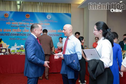 Tiến sĩ Bader Almatrooshi trò chuyện với các đại biểu bên lề Hội nghị Du lịch Halal Việt Nam với chủ đề “Việt Nam - Điểm hẹn mới của du lịch Halal”.