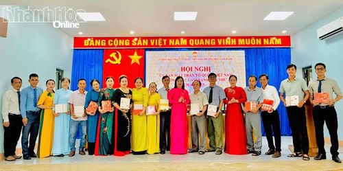 Ban Thường trực Mặt trận phường tặng quà tri ân các cán bộ thôi làm Trưởng Ban công tác Mặt trận sau sáp nhập tổ dân phố.