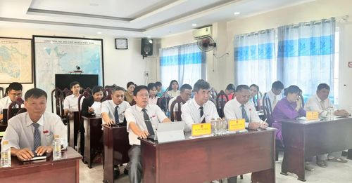 Các đại biểu tham dự kỳ họp. Ảnh: PHÙNG QUỲNH.