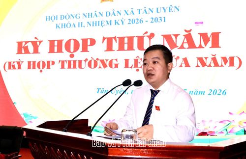 Đồng chí Chu Văn Thanh - Chủ tịch UBND xã Tân Uyên báo cáo tình hình phát triển kinh tế - xã hội 6 tháng đầu năm.