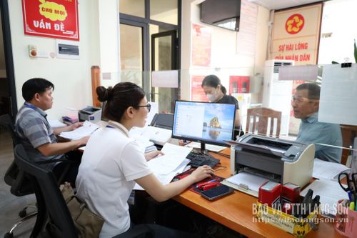 Người dân thực hiện thủ tục hành chính tại Trung tâm Phục vụ hành chính công xã Chi Lăng