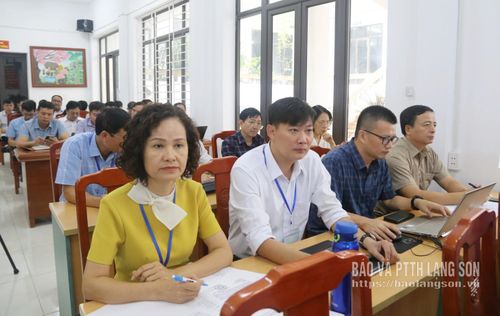 Các đại biểu dự hội nghị tại điểm cầu Sở Giáo dục và Đào tạo