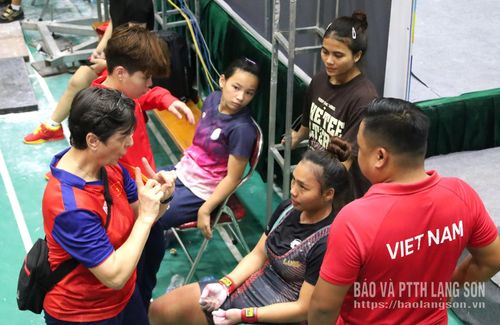 Giữa các lượt nâng, từng giây đều được tận dụng để huấn luyện viên phân tích, điều chỉnh kỹ thuật và tính toán mức tạ phù hợp cho vận động viên. Những trao đổi ngắn gọn nhưng khẩn trương không chỉ giúp vận động viên ổn định tâm lý mà còn góp phần quyết định chiến thuật thi đấu, đặc biệt khi mức tạ được nâng lên sau mỗi lượt. Phía sau mỗi thành tích là sự đồng hành thầm lặng, kinh nghiệm và những quyết định chính xác của người huấn luyện.