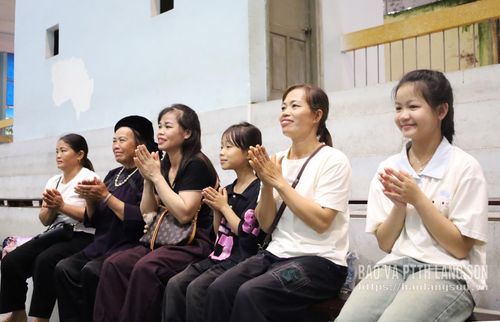 Trên khán đài, mỗi tiếng vỗ tay, lời động viên hay ánh mắt dõi theo của người thân, của đồng đội là nguồn động lực lớn đối với các vận động viên. Sau những giờ phút căng thẳng trên sàn đấu, sự đồng hành, sẻ chia từ gia đình đã tiếp thêm tinh thần để các đô cử vượt qua áp lực, nỗ lực chinh phục từng mức tạ.