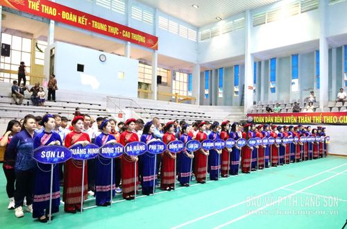 Lần đầu tiên đăng cai giải vô địch cử tạ trẻ quốc gia, Ban Tổ chức lựa chọn đội hình cầm biển mặc trang phục dân tộc Tày cách tân tạo điểm nhấn ấn tượng ngay từ lễ khai mạc. Sự tinh tế này không chỉ mang đến hình ảnh đẹp trong mắt các đoàn vận động viên đến từ khắp mọi miền Tổ quốc mà còn góp phần quảng bá một Lạng Sơn thân thiện, giàu truyền thống văn hóa.