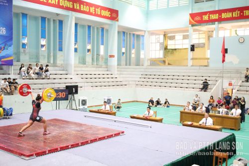 Mỗi phần thi không chỉ là cuộc cạnh tranh về sức mạnh và bản lĩnh của vận động viên mà còn là sự phối hợp chặt chẽ của cả hệ thống điều hành giải đấu. Khu vực thi đấu được bố trí khoa học với sàn đấu, hệ thống bảng điện tử, vị trí trọng tài và khu vực kỹ thuật đạt tiêu chuẩn. Sự chuẩn bị chu đáo của Ban Tổ chức đã góp phần tạo nên môi trường thi đấu chuyên nghiệp, giúp các vận động viên yên tâm thể hiện phong độ và để lại ấn tượng tốt đẹp về năng lực đăng cai của Lạng Sơn. 