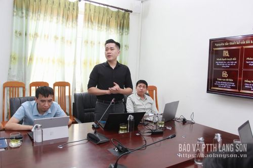 Đại diện Viettel Lạng Sơn giới thiệu giải pháp quản lý công đức, tài trợ và nguồn thu tại các di tích, cơ sở tín ngưỡng và lễ hội