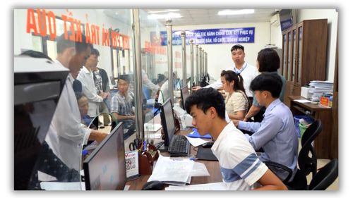 Giải quyết thủ tục hành chính tại Trung tâm Phục vụ Hành chính công xã Mù Cang Chải.