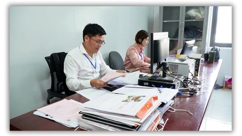 Anh Thào A Ư - công chức Phòng Kinh tế xã Tả Van nhanh chóng bắt nhịp với guồng công việc mới.