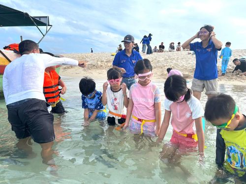 Lớp dạy bơi miễn phí mùa hè cho trẻ em Đặc khu Phú Quý