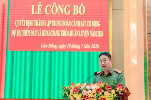 Lãnh đạo Phòng Tổ chức cán bộ công bố các quyết định thành lập Trung đoàn CSCĐ dự bị chiến đấu