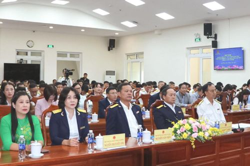 Lãnh đạo các sở, ngành và đông đảo cán bộ, công chức thuế dự hội nghị