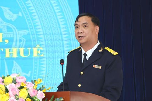 Trưởng Thuế tỉnh Trần Văn Long báo cáo công tác ngành thuế trong 6 tháng đầu năm 2026