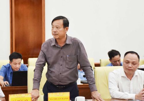 Lãnh đạo xã Thuận Hạnh báo cáo công tác giải ngân vốn của địa phương
