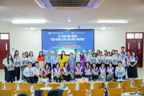 Các đơn vị chụp ảnh lưu niệm cùng các sinh viên được nhận học bổng