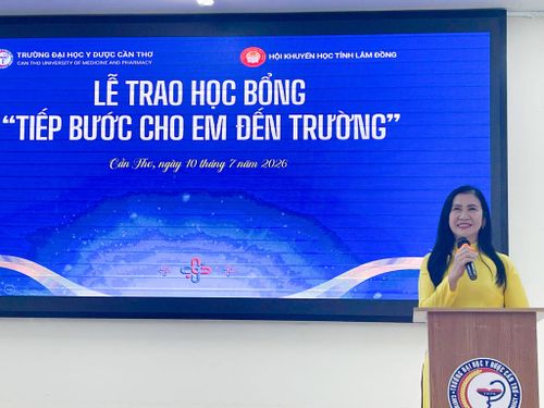 Bà Tôn Thị Ngọc Hạnh, Chủ tịch Hội Khuyến học tỉnh Lâm Đồng phát biểu tại buổi lễ