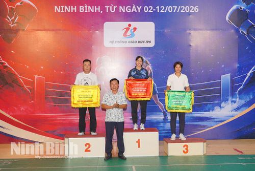 Đại diện Liên đoàn Quyền anh Việt Nam trao Cờ toàn đoàn cho các đơn vị đạt thành tích xuất sắc ở nội dung nữ lứa tuổi 17-18.